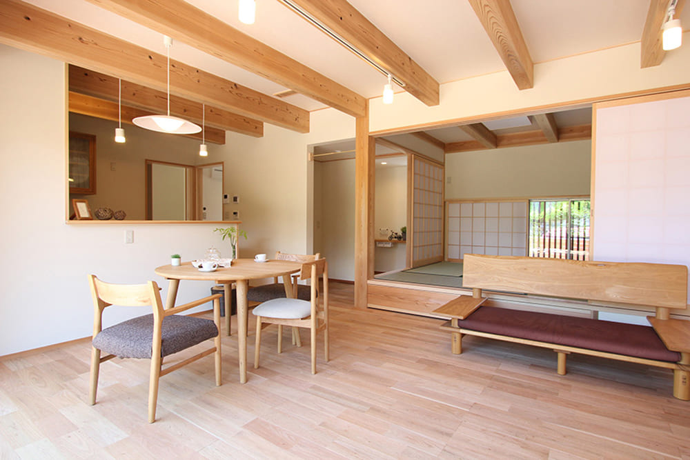 日中を過ごすＬＤＫは茶の間としての和室も隣接し広々と風通しも良く過ごして頂けます。