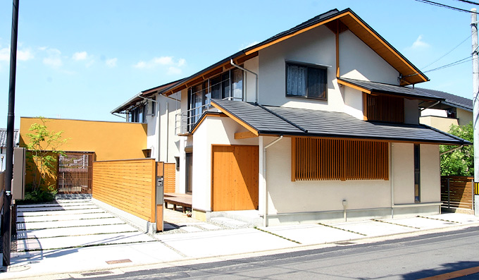 敷地の余白を生かしてアプローチ・庭・景色を楽しむ住まい