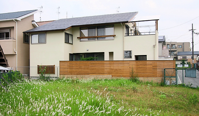 敷地の余白を生かしてアプローチ・庭・景色を楽しむ住まい