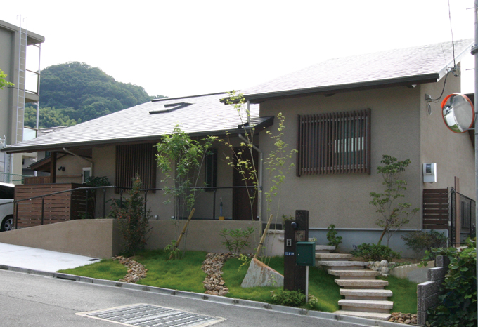 敷地の余白を生かしてアプローチ・庭・景色を楽しむ住まい