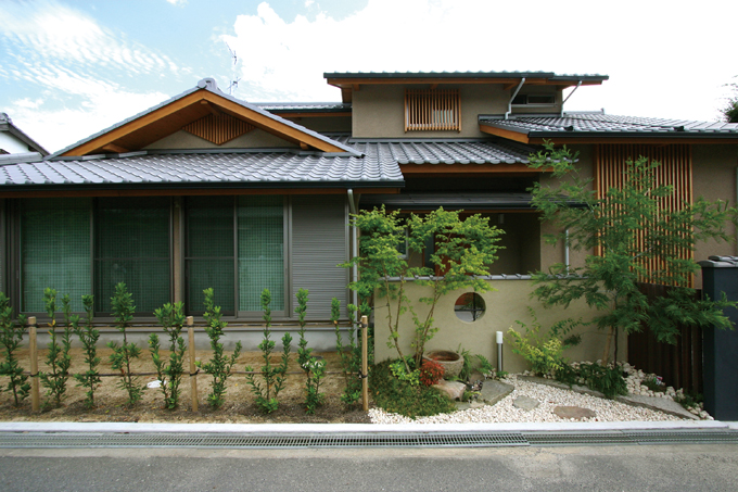 敷地の余白を生かしてアプローチ・庭・景色を楽しむ住まい