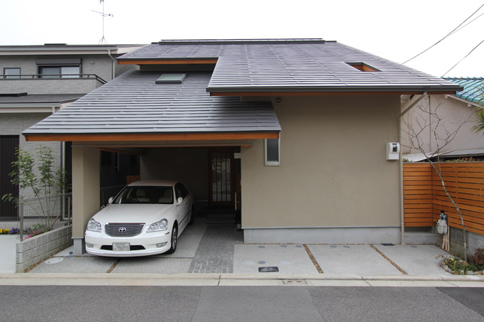 敷地の余白を生かしてアプローチ・庭・景色を楽しむ住まい
