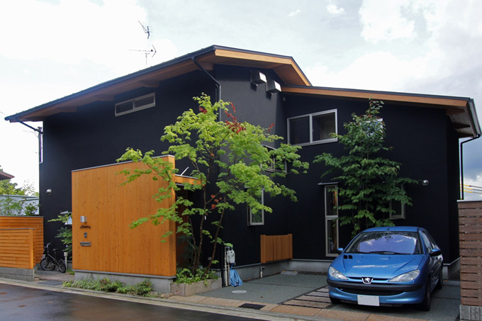 敷地の余白を生かしてアプローチ・庭・景色を楽しむ住まい