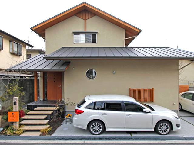 敷地の余白を生かしてアプローチ・庭・景色を楽しむ住まい
