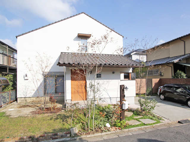 敷地の余白を生かしてアプローチ・庭・景色を楽しむ住まい