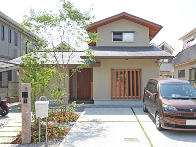 敷地の余白を生かしてアプローチ・庭・景色を楽しむ住まい