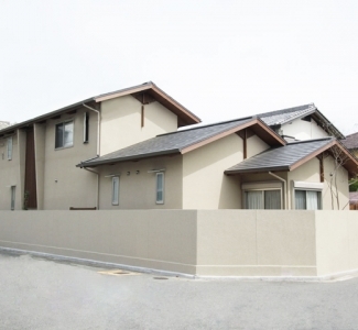 梅の木を挟む二世帯住宅