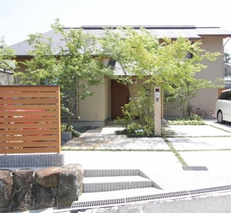 敷地の余白を活かしてアプローチ・庭・景色を愉しむ住まい