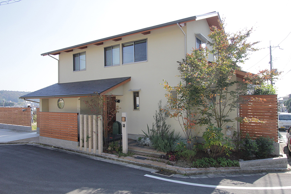 家族の趣味を暮らしに取り入れた、借景を楽しむ住まい