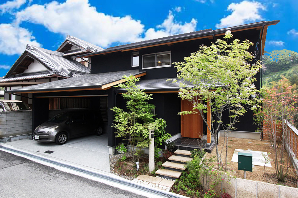 北側道路の入口、屋根付きのガレージは建物と一体でつくる事で家が落ち着いて見えます。ガレージからキッチンお勝手への動線で日常生活もしやすい奥様に嬉しいお家になりました。
