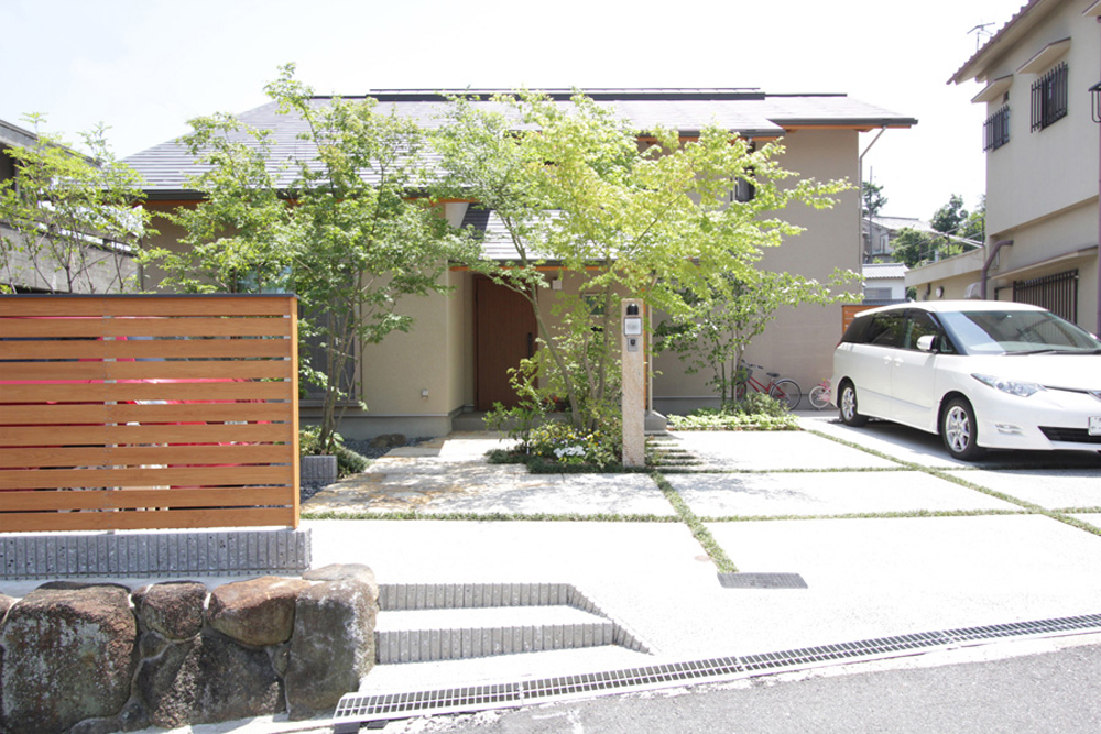 敷地の余白を活かして アプローチ・庭・景色を愉しむ住まい