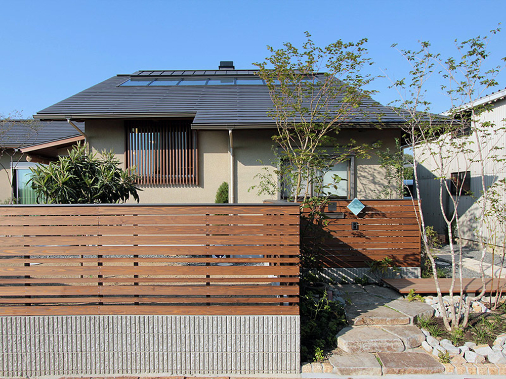 落ち着いた外観の平屋のお家です。屋根にはOMソーラーのガラス集熱面が見えています。