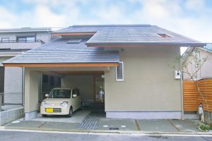 木と音楽に抱かれる大屋根の住まい