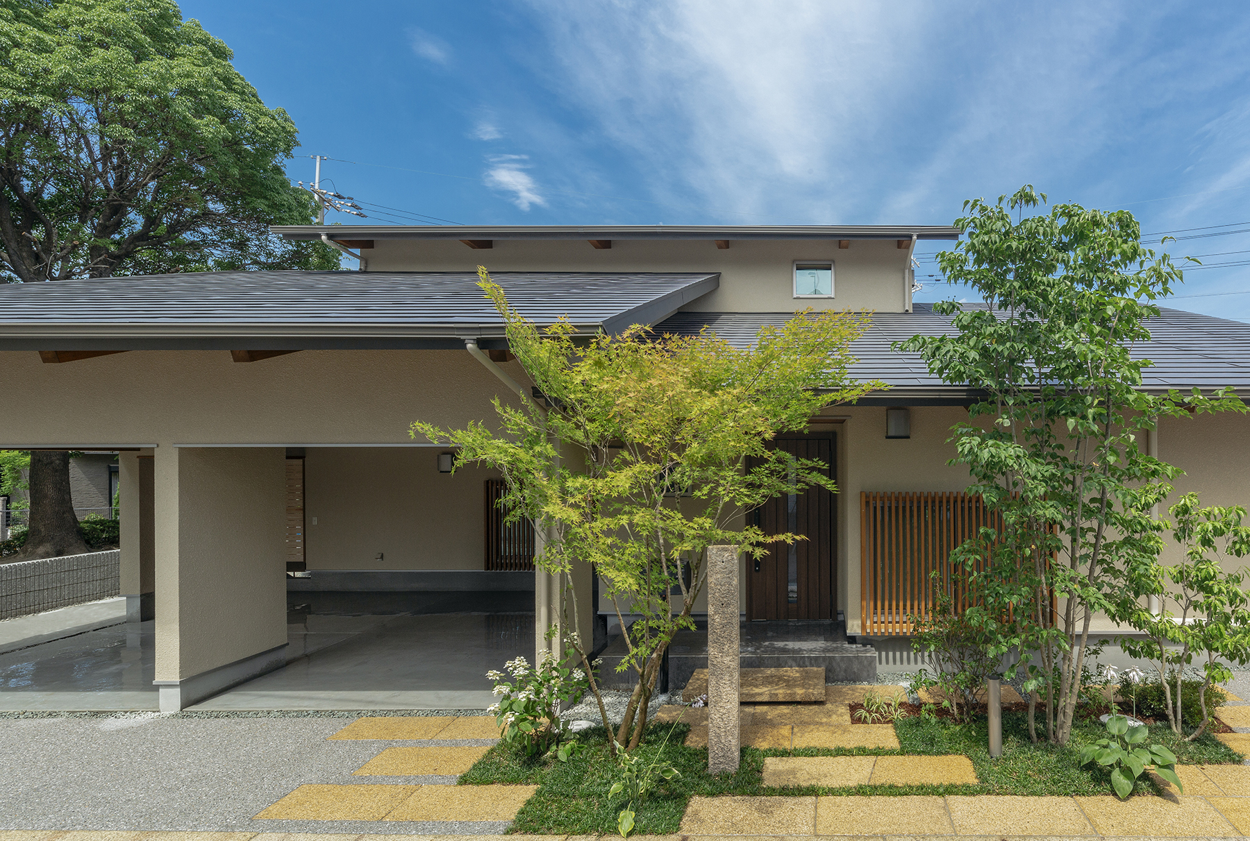 公園の緑を借景に家族が集う家