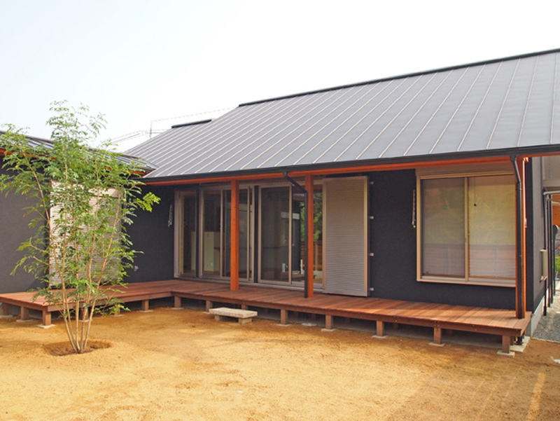 深く出した軒の出は、雨の日でも窓を大きく開けたり、縁側の役目を担ってくれます。