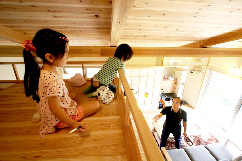 キッチン上のステージはお孫さんが喜ぶ絶好の場所。屋根に近い三角の空間は、楽しくもあり、なんとなく落ち着く空間でもあるかもしれません。
