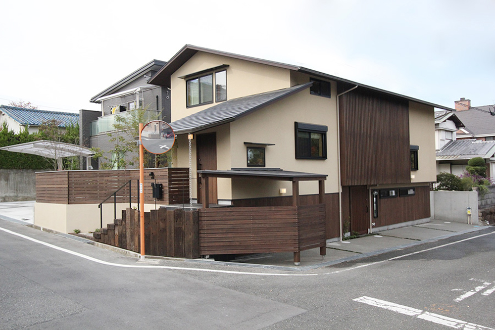 自転車置き場にも屋根をつけました。枕木のアプローチ階段も味がある雰囲気になりました。