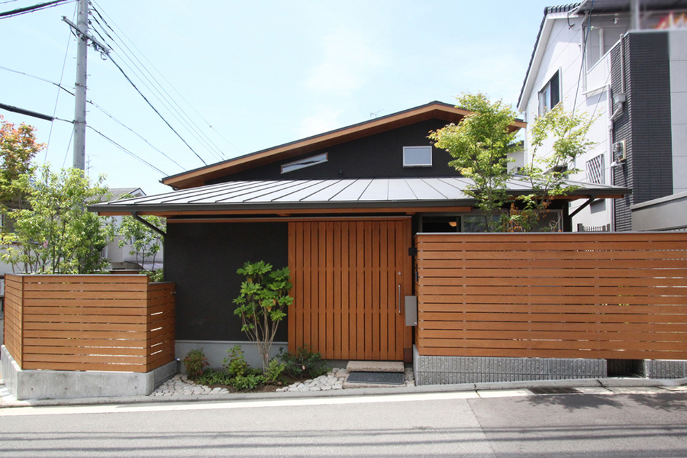 全体的に落ち着きが出るよう、建物の高さを低く抑えた外観デザインとなりました。