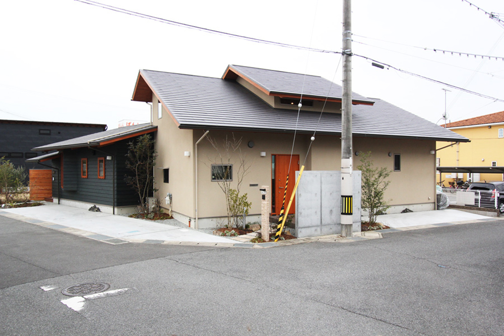 住居は平屋風に。外側の窓は減らし、内側に開けたプランです。