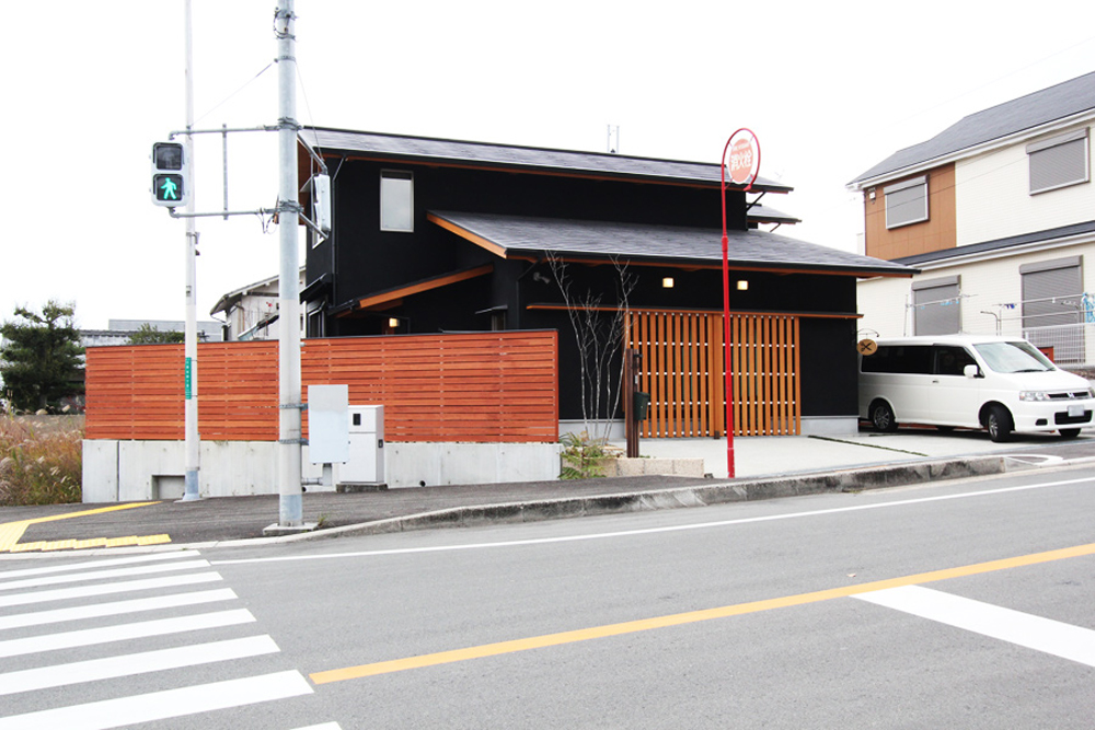 住宅街の角地に建つ、ひときわ目を引く黒の外観です。