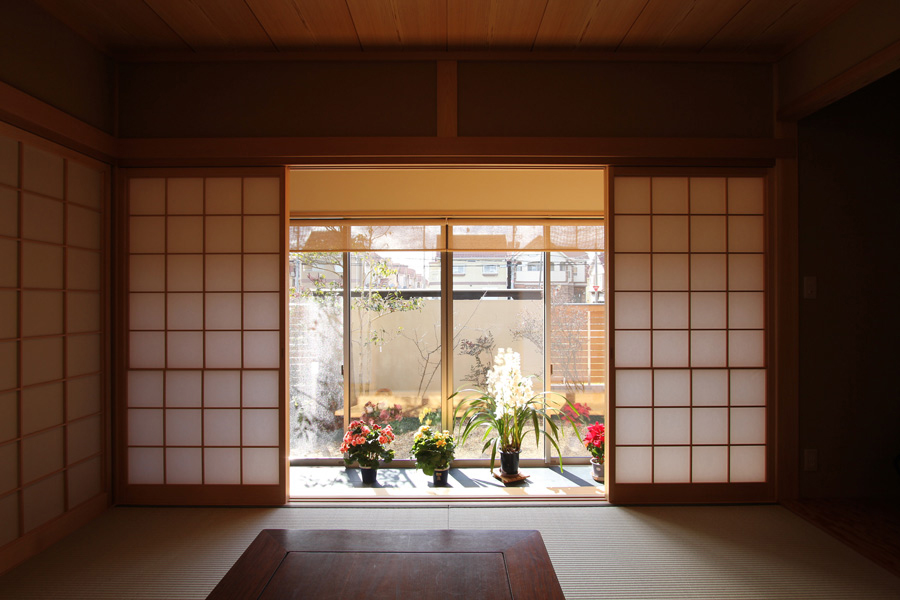 和室からみる土間と庭。日当たりが良いので植物にとっても、人間にとってもよいひなたぼっこ場所となります。
