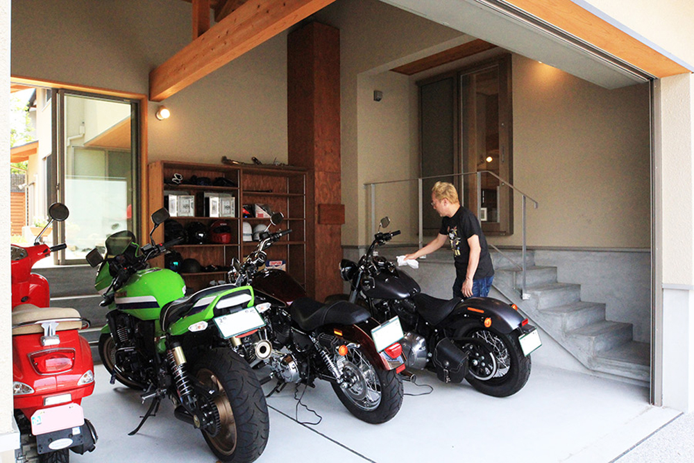 趣味のバイク専用のガレージも室内やお庭から出入りが可能です。