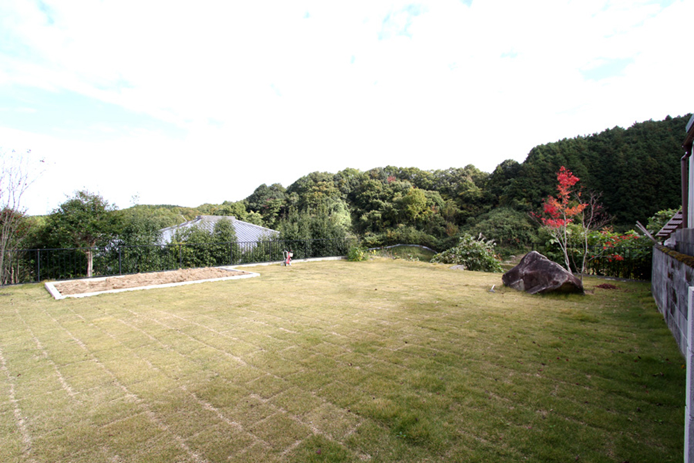 お庭からは裏山の借景が楽しめます。四季の移ろいを感じられる贅沢な時間です。