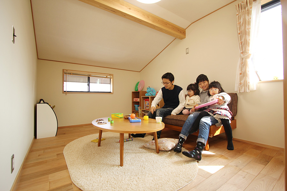 将来は２部屋にしたくなったらできるフリースペース。今は広々遊べる空間です。