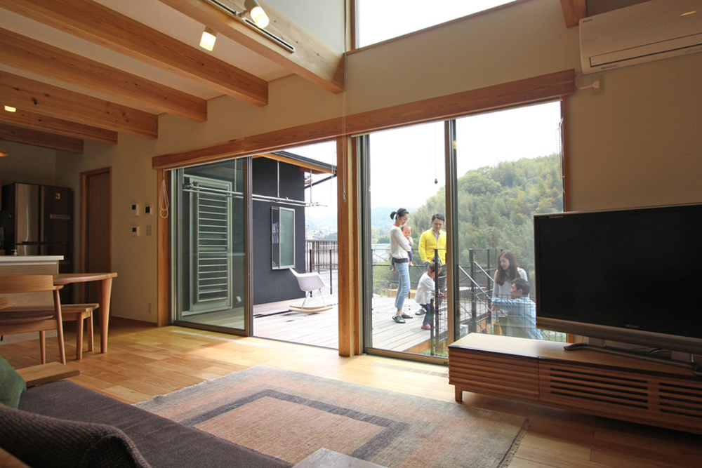 傾斜地を利用したお家で南側には山々の借景が広がります。四季を通じて飽きのこない景色が色々な場所から楽しめます。