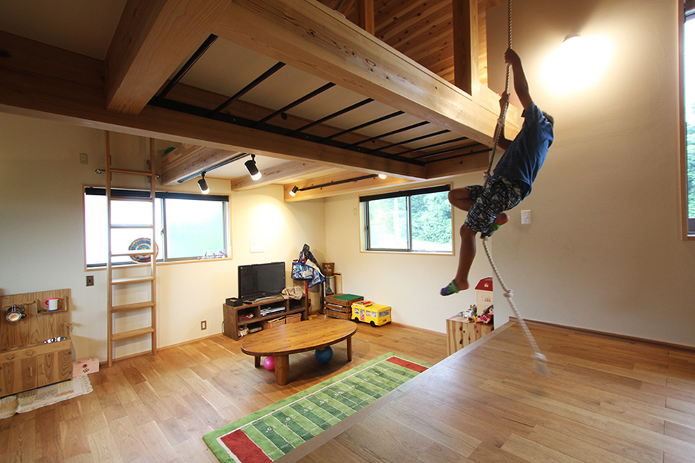 うんてい、ロープ、屋根裏部屋・・・。2階は子供達が遊べる体育館のようです。