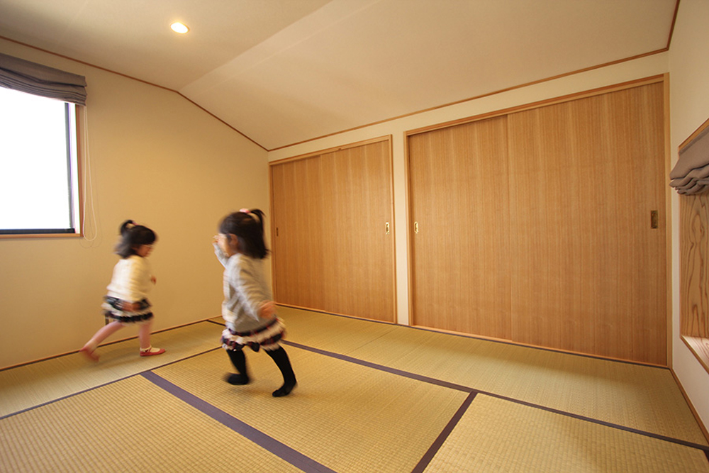 ２階の畳の寝室はお子様がごろごろしたり走り回ったりされています。