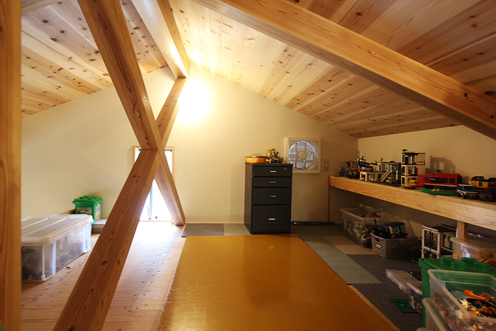 屋根裏部屋は“レゴ部屋”に。子供達の秘密基地です。