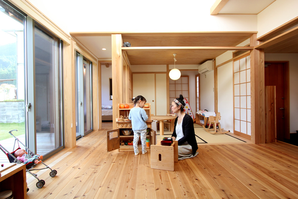 床は杉の無垢材。畳は熊本県のい草を使用しています。