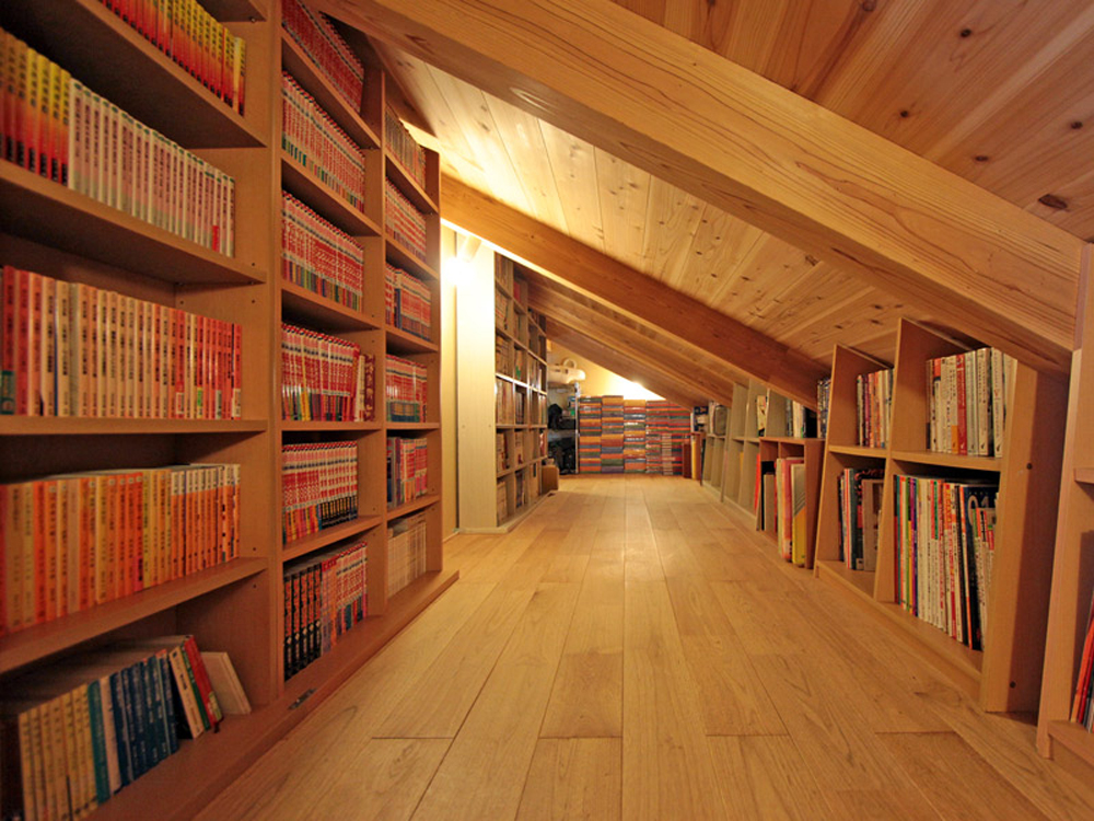 ロフトの一部には沢山あった本棚を上手に収納されています。まるで秘密基地か図書館のようです。