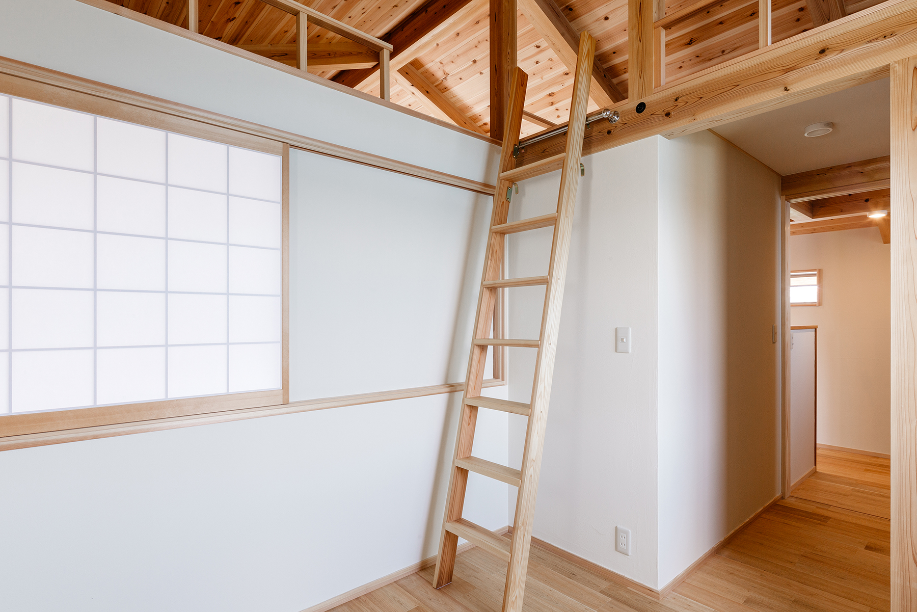 2階は子供部屋です。ロフトともつながった広がり空間です。吹き抜けに障子を設けて家族の気配を感じられるようにしました。