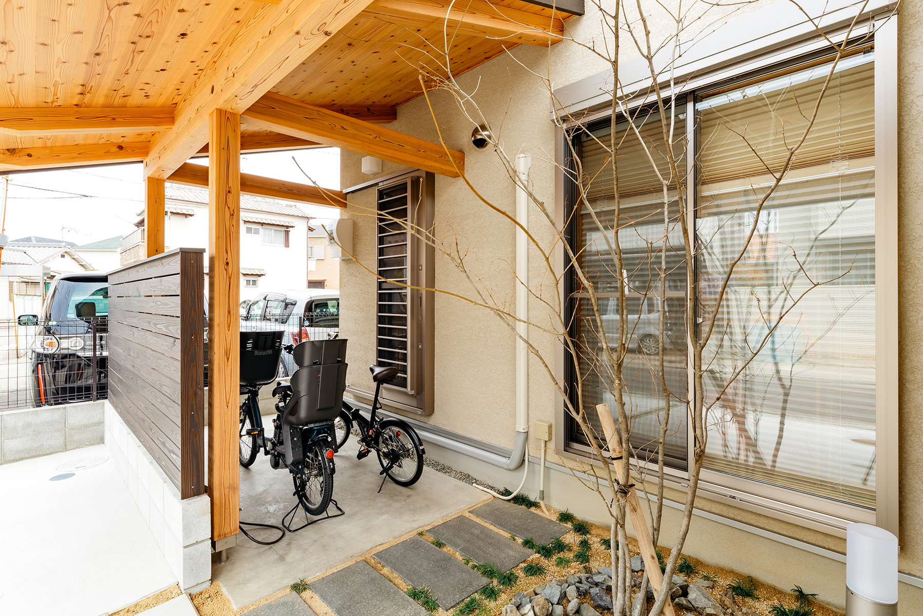 深く出た軒を利用した屋根付きの駐輪場。勝手口から買い物をした荷物をそのままキッチンに運べます。
