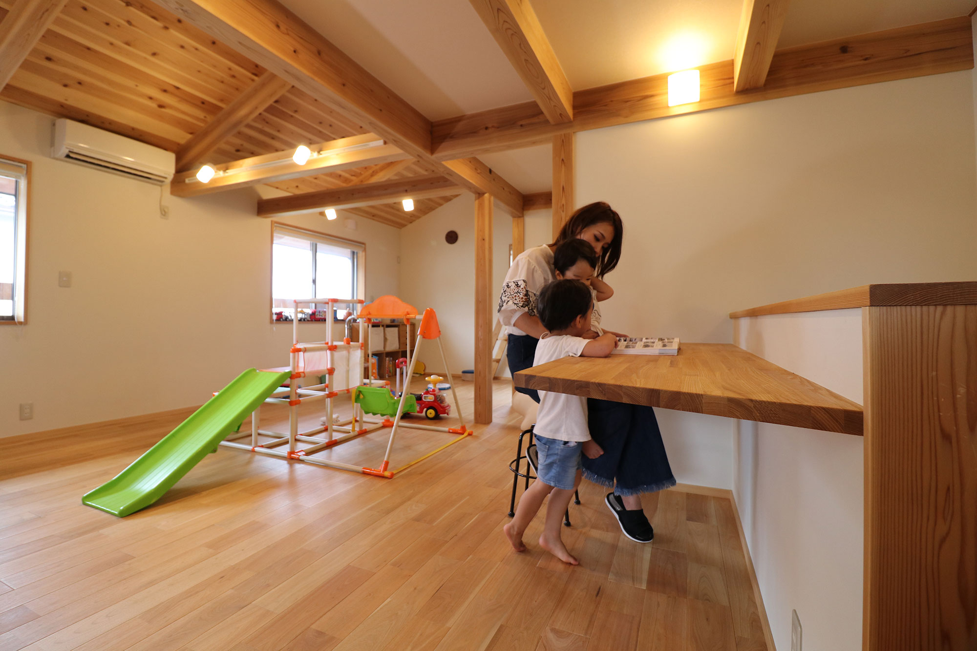 階段横に設けたカウンター。子ども達が大きくなった際には勉強スペースとしても使えます。