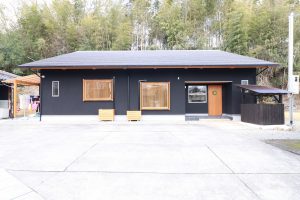 古民家の隣に建てる平屋風の家