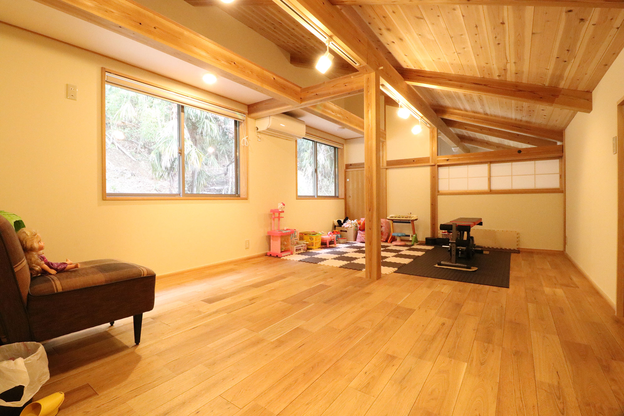 子ども達のフリースペースは2階に。勾配屋根の変化のあるお部屋です。