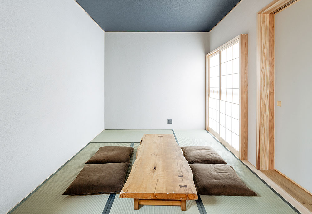 屋外収納の上に設けた中2階の和室。お客様が来られた際には客間として使うことが出来ます。