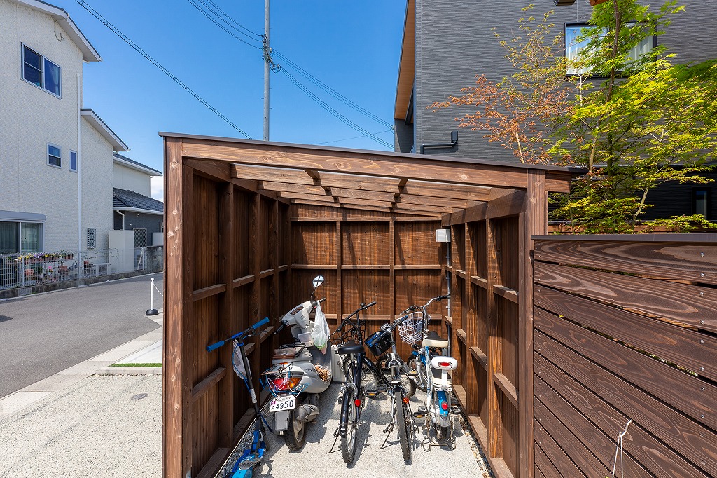 屋根付きの駐輪場。ご家族4人分の自転車がゆったりと収納できます。