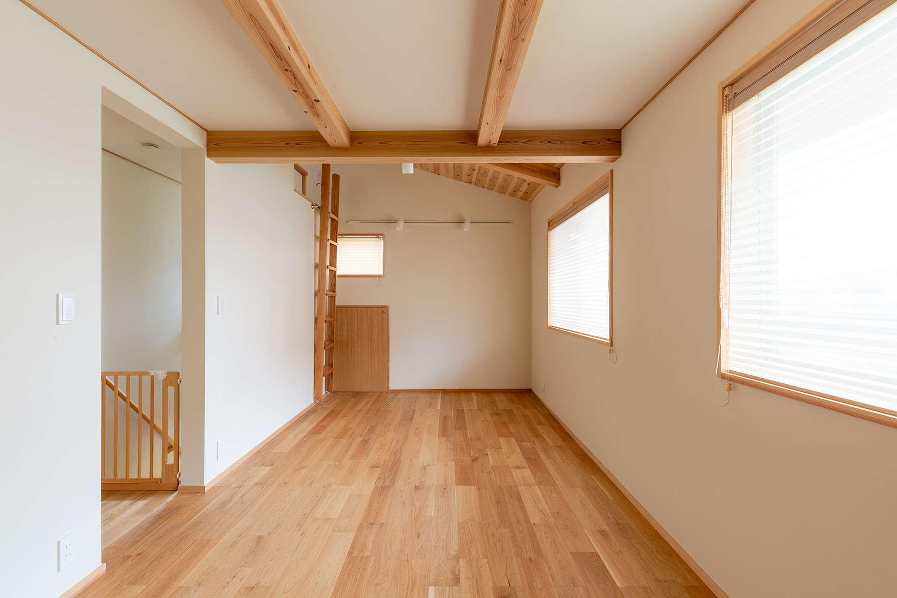 フリースペースは今はまだ広いままで。お子さまが大きくなった際にはお部屋として住まい方が変化します。