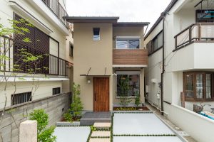 細長い敷地に建つ 3階建てのお家