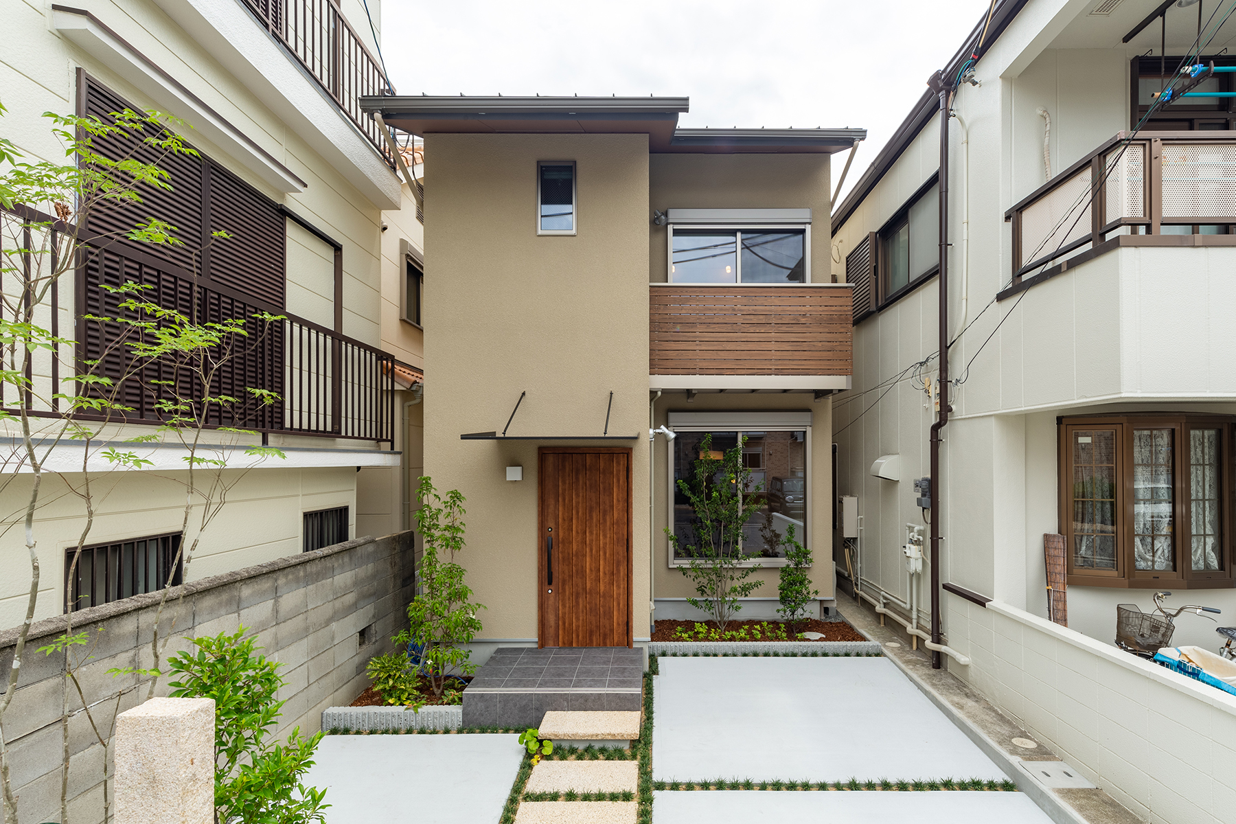 細長い敷地に建つ 3階建てのお家