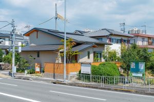 借景を楽しむ大屋根の家