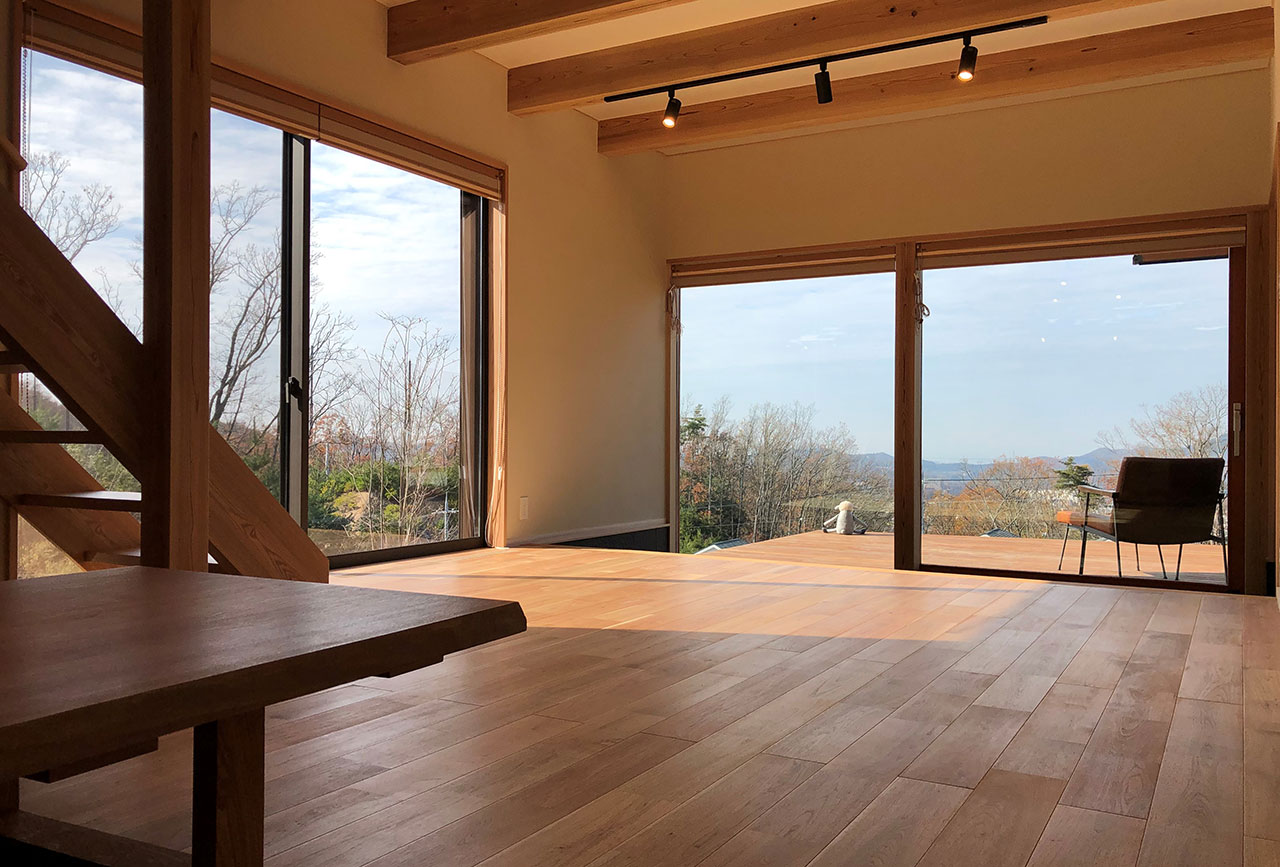 リビングには大きな窓を設け、開放的な空間に。東側と南側の窓からは神戸の山々が見えます。