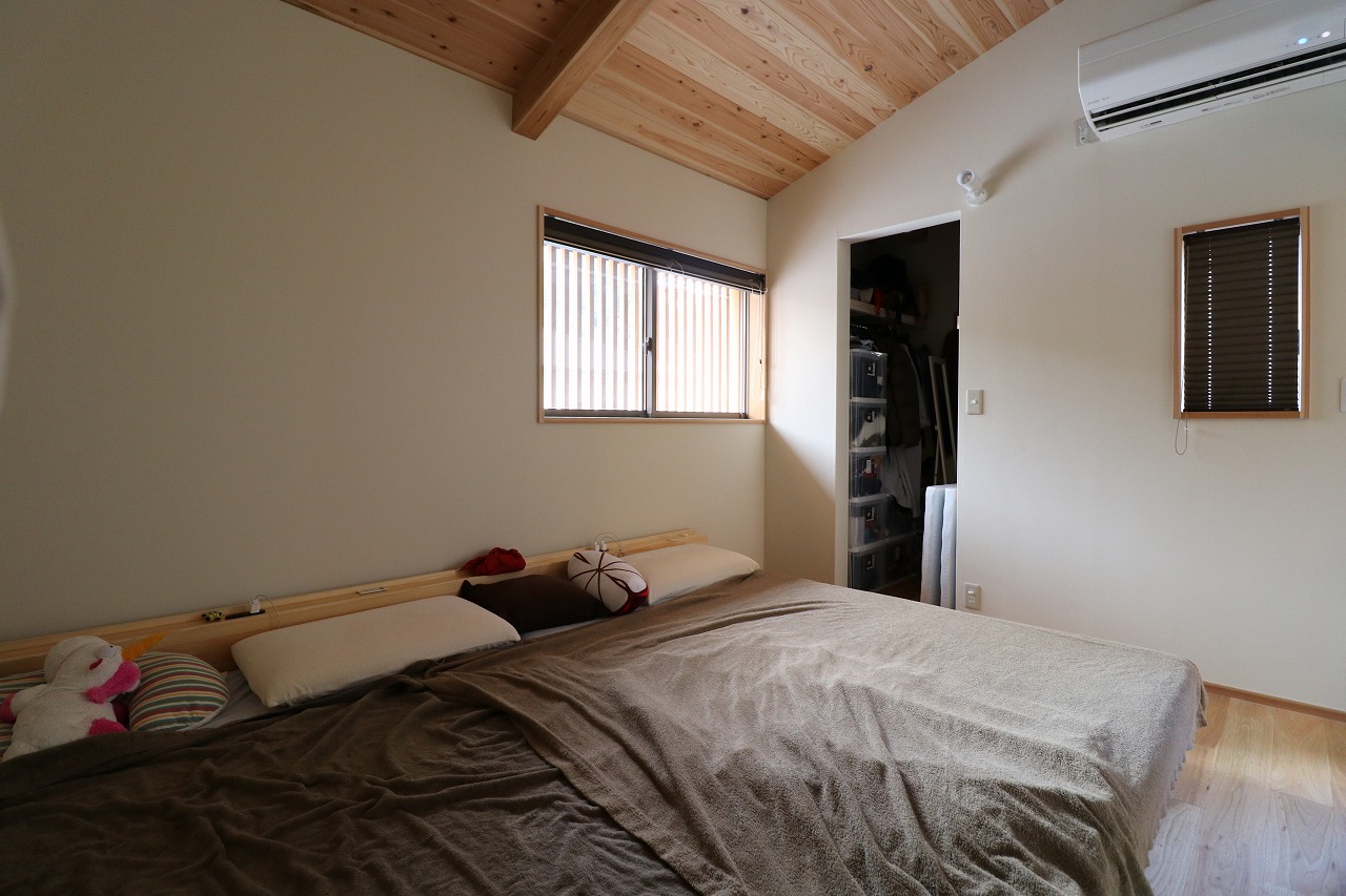 玄関入って左側のお部屋は寝室に。寝室にはウォークインクローゼットを併設しました。