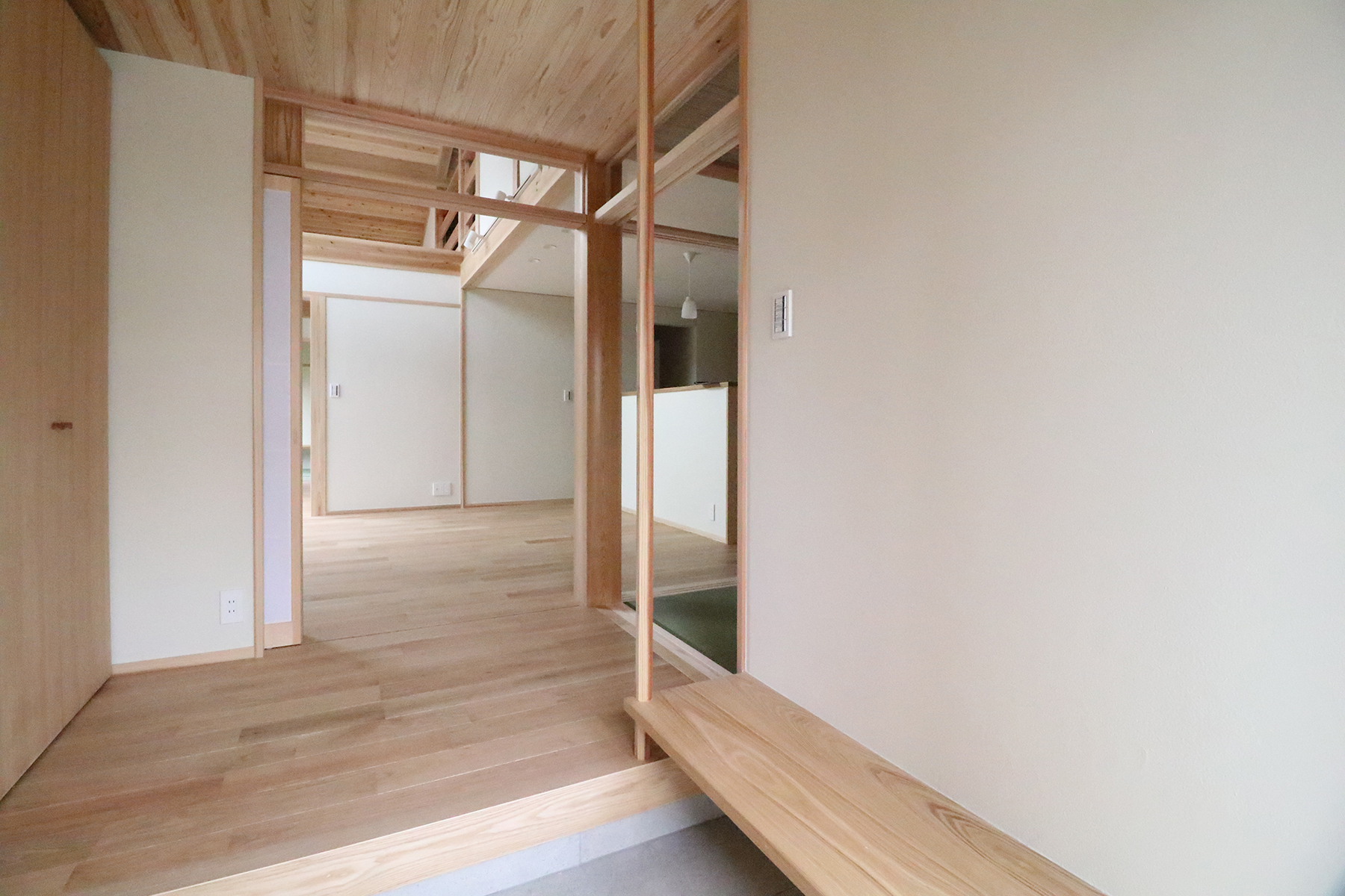 収納たくさんの玄関。買い物帰りの荷物置場としても便利なベンチ付き。