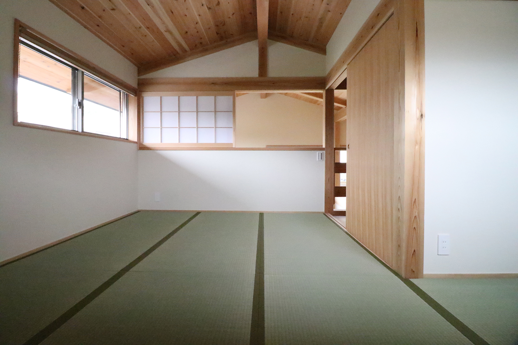 2階はご友人が遊びに来た際にお泊りも出来るように畳敷きのお部屋に。