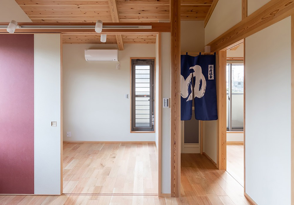 2階の一部屋はお子さまが小さい内はセカンドリビングとしても使えるお部屋に。帰宅時間が遅くなるご主人も気兼ねなく使えるシャワールームを設けました。